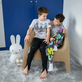 Rakásolható fotel. barna. műanyag. SOKRA NEW