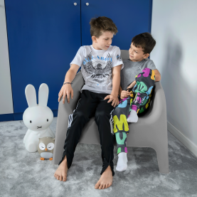 Rakásolható fotel. szürke. műanyag. SOKRA NEW