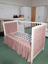 Átalakítható babaágy Elegance-hoz kérhető színazonos fodor, amely eltakarhatja az ágyneműtartó tartalmát