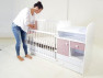 Leengedhető oldallal a babák könnyű ki- és betétele érdekében